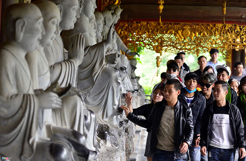 Nhét tiền lẻ, xoa đen tượng phật ngày khai hội chùa Bái Đính